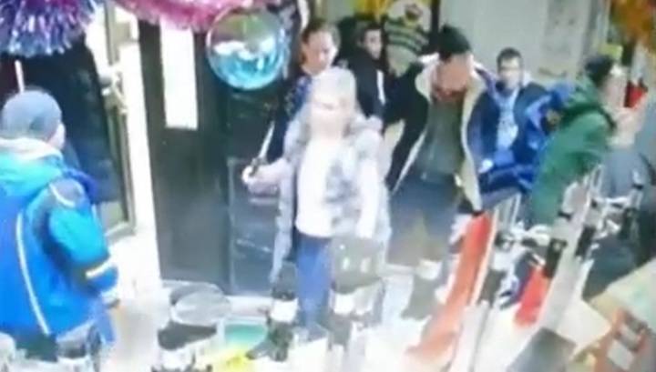 Мать и дочь с ножами атаковали посетителя кафе в Свердловской области. Видео