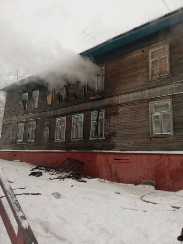 В Архангельске пожарные спасли мужчину