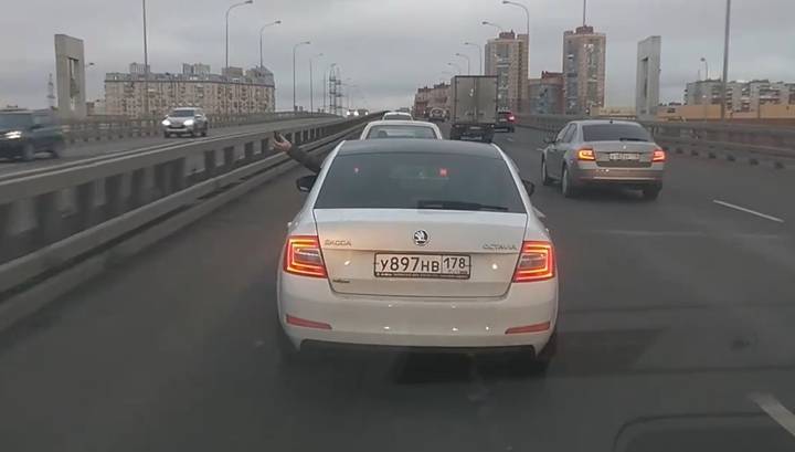 Дерзкий водитель бросил "гранату" посреди дороги в Петербурге