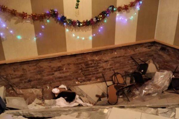 В астраханском кафе пол вместе с посетителями рухнул в подвал