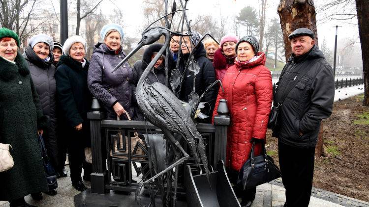 Цельнометаллическая Сима: в Симферополе открыли памятник цапле