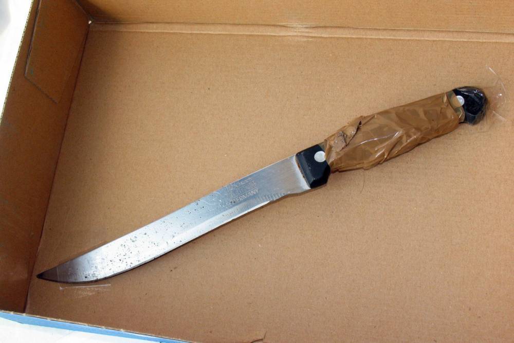 Пьяный подросток избил ребенка и вонзил полицейскому нож в лицо