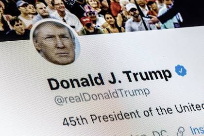 Публикация об осведомителе по делу об импичменте Трампа исчезла из Twitter