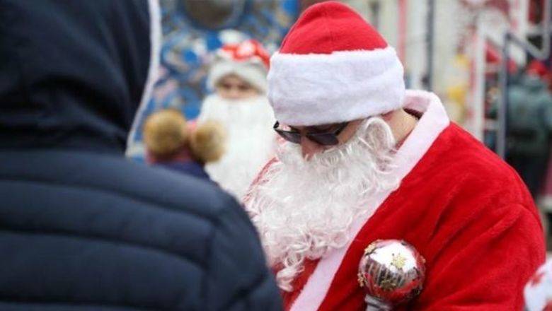 Отравленный подарок: деды Морозы в Москве раздают детям снюсы