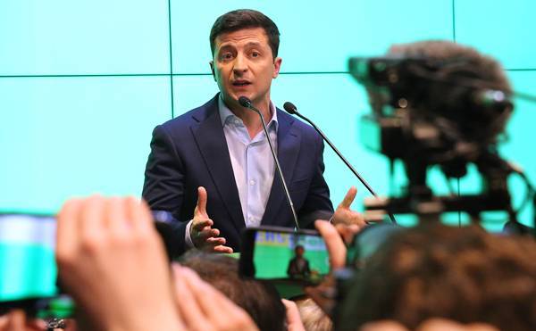 Украинский телеведущий назвал Зеленского "маленьким зеленым чмом"