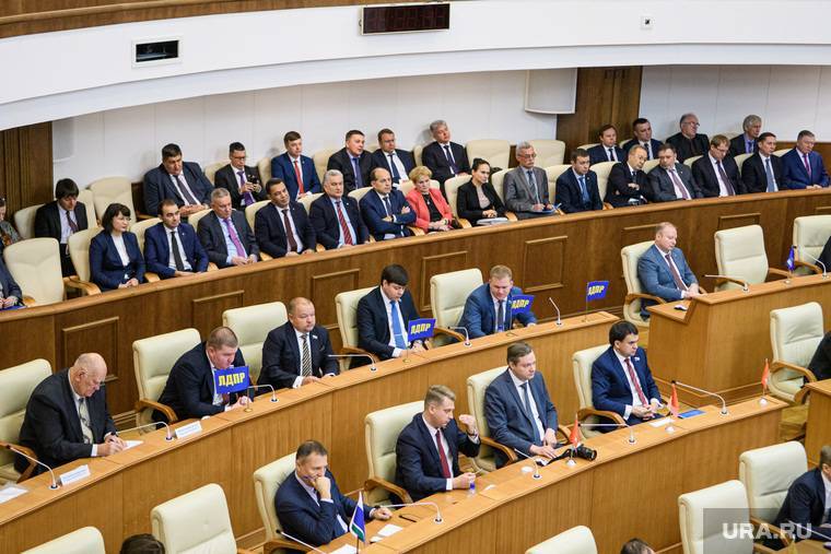Зарплаты российских депутатов предложили уменьшить до средних по стране
