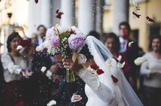 Росстат: в 2018 году россияне меньше всего женились и разводились с начала XXI века