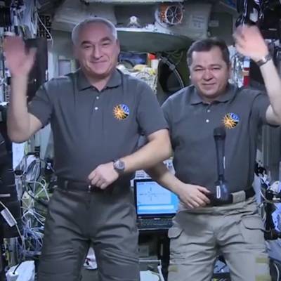 Космонавты Александр Скворцов и Олег Скрипочка поздравили россиян с наступающим Новым годом