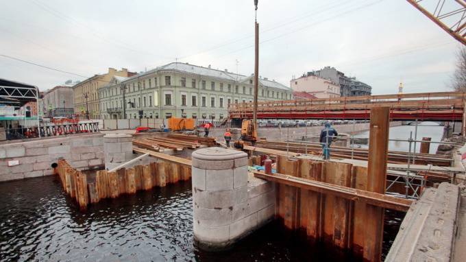 В Петербурге разбирают Торговый мост через Крюков канал