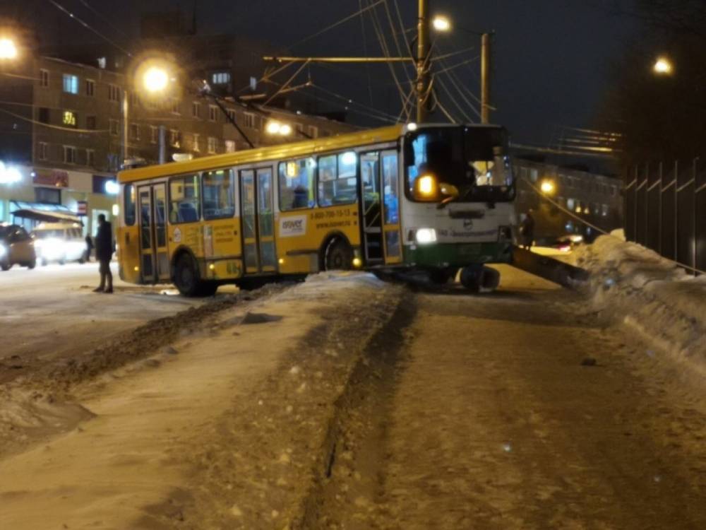 В Мурманске в результате столкновения автобуса со столбом пострадали два человека