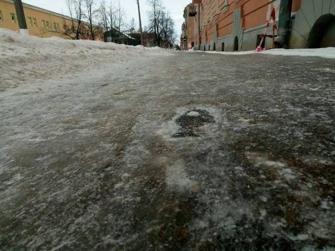 МЧС РФ предупредило жителей Москвы о гололеде и мокром снеге