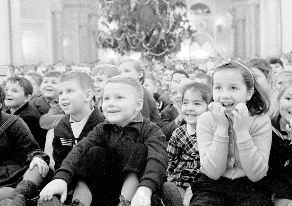 Главархив рассказал, чем угощали детей на первой кремлевской елке