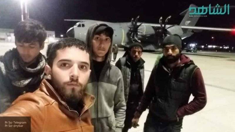 Террористы из Сирии позируют у самолета в Турции перед вылетом в Ливию