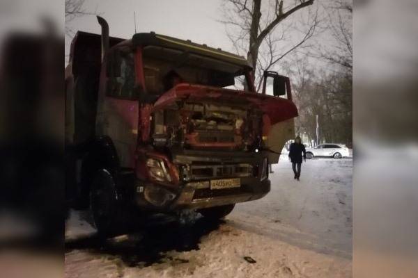 Полиция подтвердила госпитализацию двух человек после ДТП с трамваем в Москве