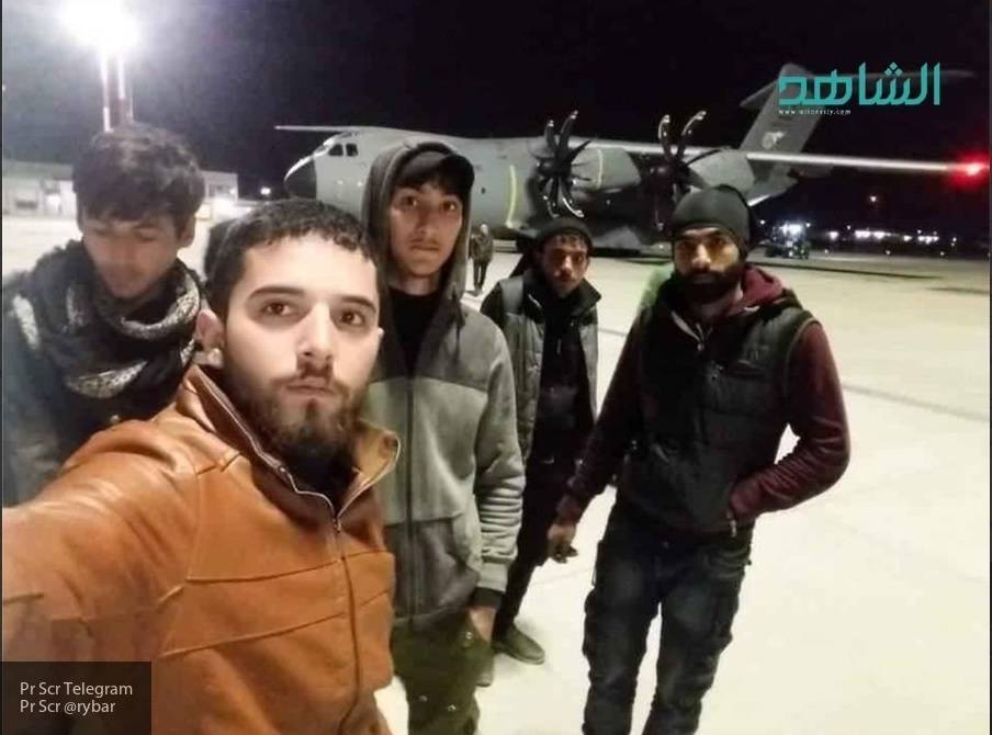Переброшенные в Ливию для помощи ПНС сирийские радикалы сделали селфи на фоне самолета