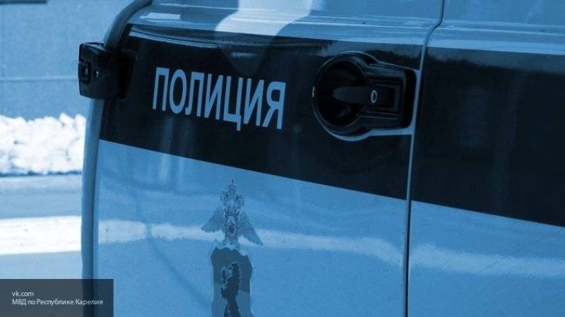 Неизвестный с ножом набросился на полицейских в подъезде многоэтажки в Новосибирске