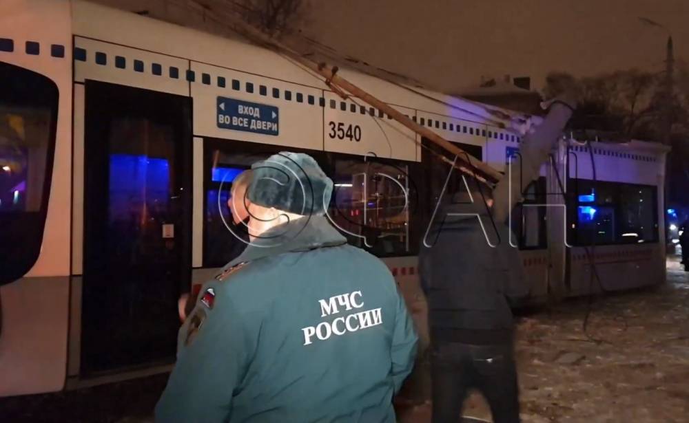 Трамвай столкнулся с грузовиком и опрокинулся на севере Москвы