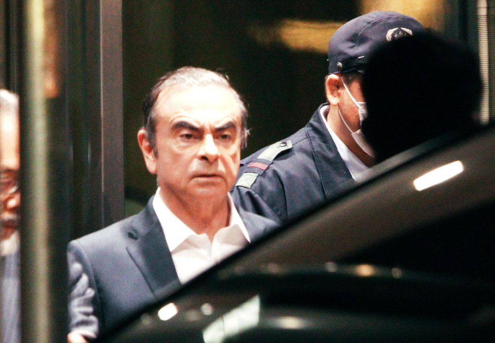 AP: бывший глава Nissan Карлос Гон покинул Японию