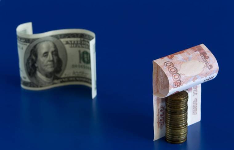 Рубль за год вырос к доллару и евро