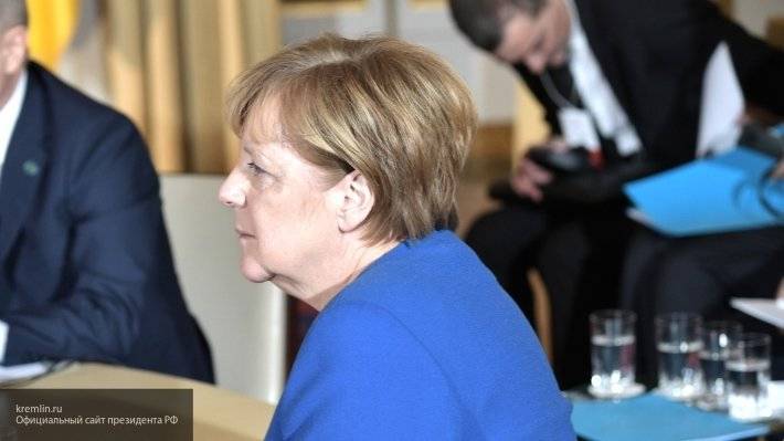 Меркель заявила о необходимости "укреплять" Евросоюз