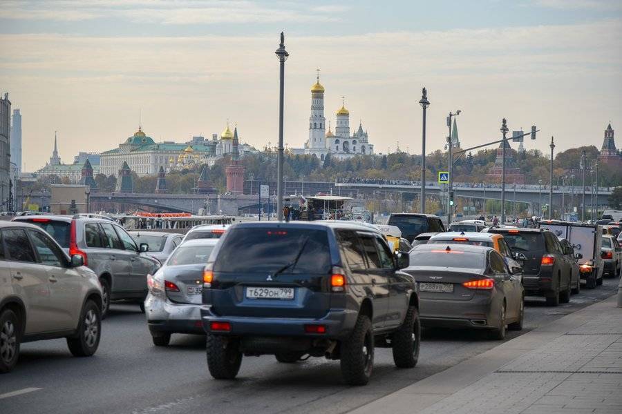 Милонов предложил наказывать злоупотребляющих "аварийкой" водителей