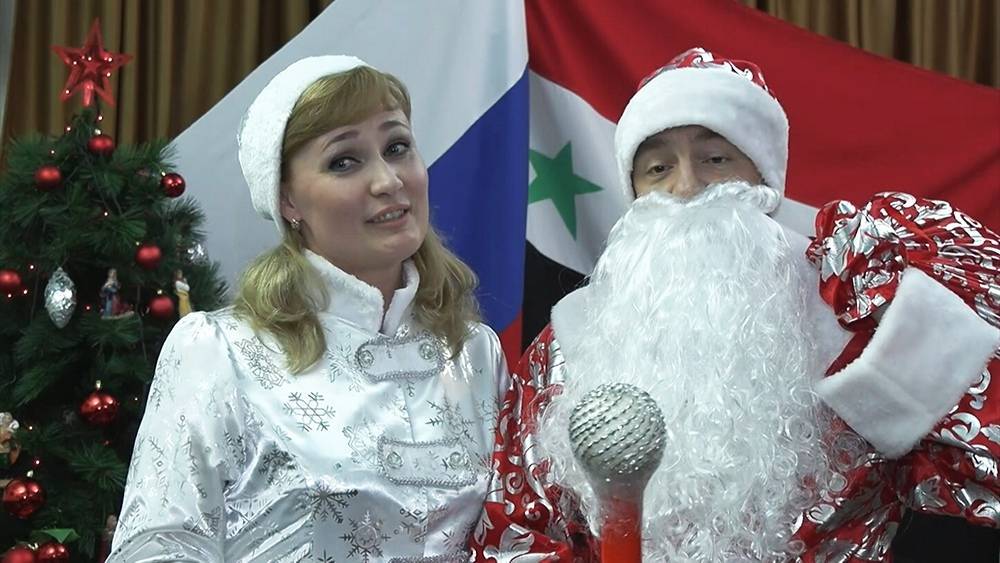 Российских военных в Сирии поздравил Дед Мороз