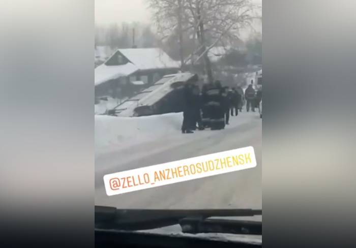 В кузбасском городе автобус с пассажирами опрокинулся на бок