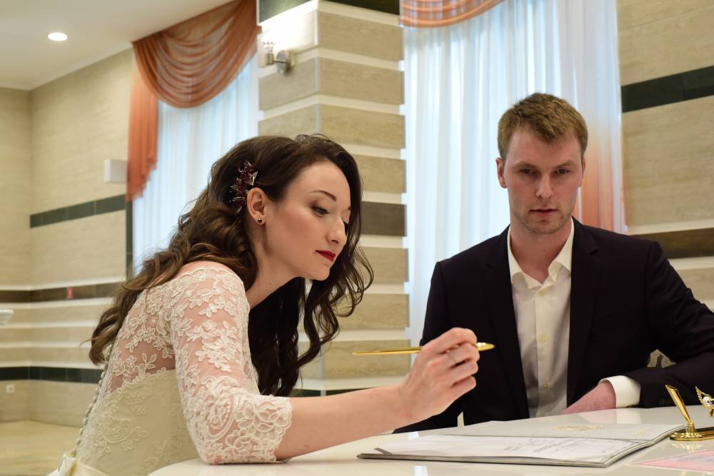 Почти 500 пар зарегистрируют брак в последний день года в Москве