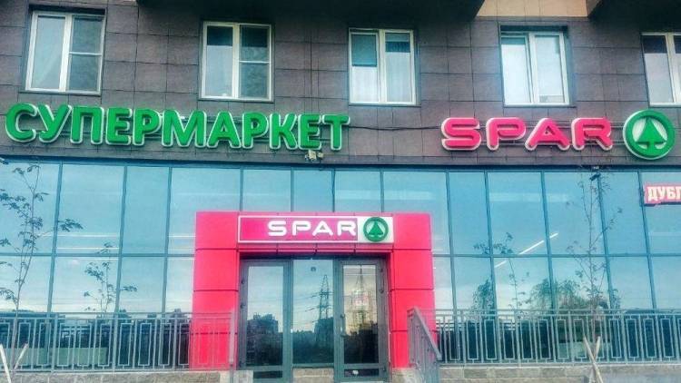 Бывшие сотрудники Spar и «Семьи» весь день ждали зарплату в ТЦ «Дунай» в Петербурге