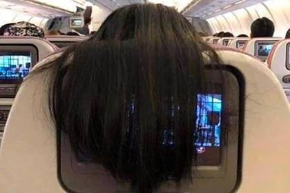 Пассажирка самолета помешала попутчику волосами и прослыла мерзкой