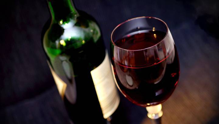 Главный нарколог предложил в Новый год выпить немного белого вина