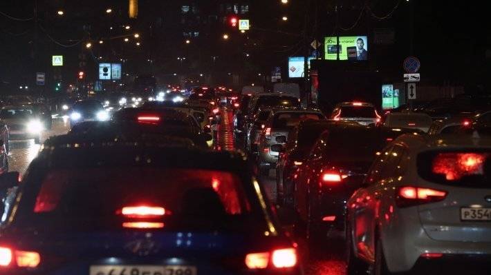 Милонов призвал ГИБДД штрафовать водителей за злоупотребление «аварийкой»