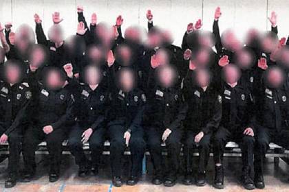 «Зиганувших» на выпускном фото тюремных надзирателей уволили