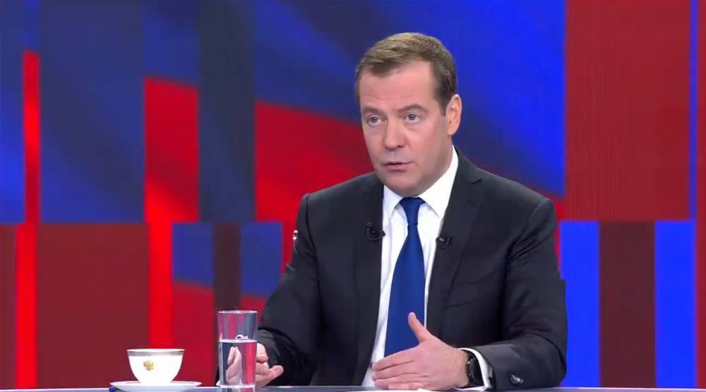 Медведев охарактеризовал газовый контракт с Украиной как необходимый компромисс
