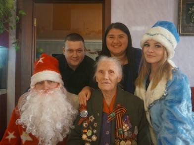 Фронтовичку-снайпера, лично знакомую с Путиным, поздравили полицейские Дед Мороз и Снегурочка