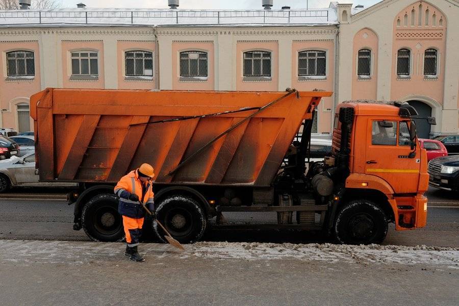 Коммунальные службы продолжают расчистку улиц Москвы от наледи