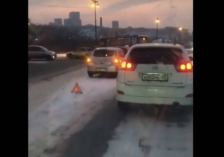 Массовое ДТП перекрыло проезд по главной улице Владивостока