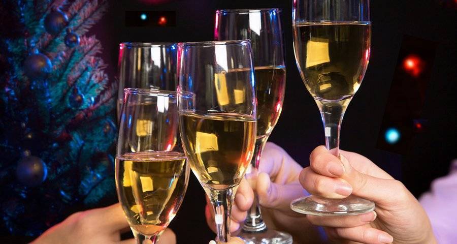 Милонов предложил разрешить продажу алкоголя в новогоднюю ночь
