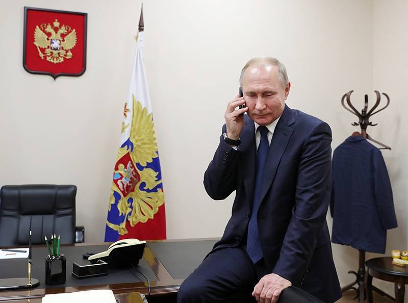 Путин по телефону поздравил Зеленского с Новым годом