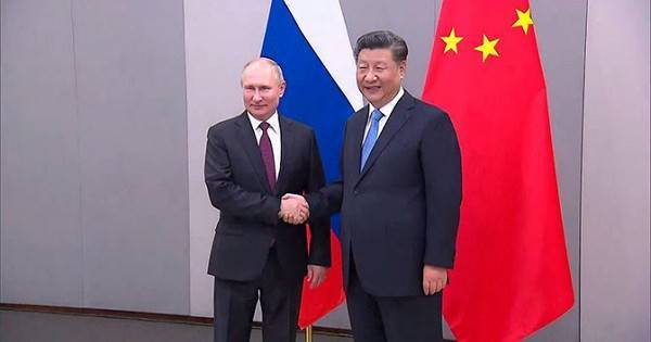 Си Цзиньпин поздравил Путина и всех россиян с Новым годом