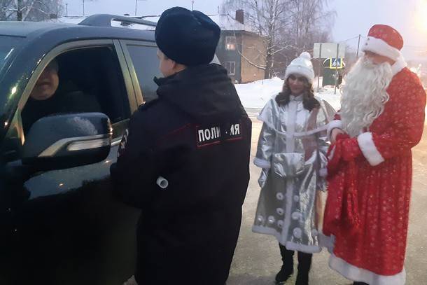 Вежливых водителей в Сыктывкаре и Ухте отблагодарили «сказочные полицейские»