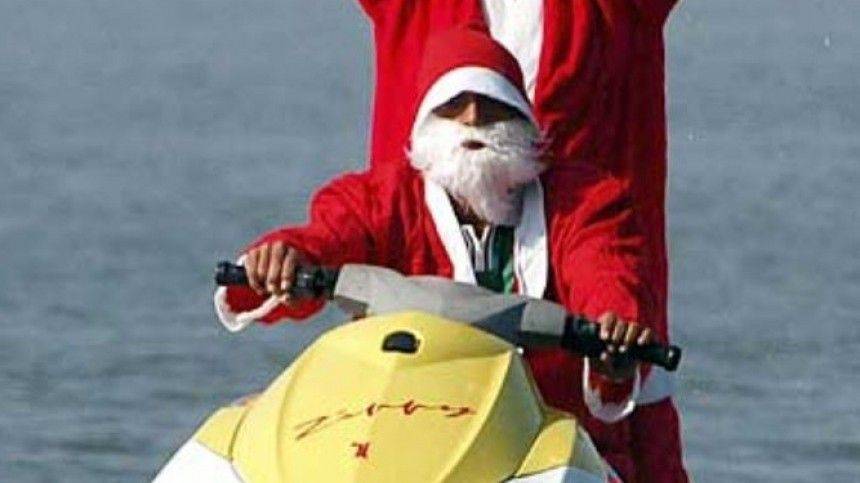 Деды Морозы на гидроциклах прокатились по Фонтанке в Петербурге