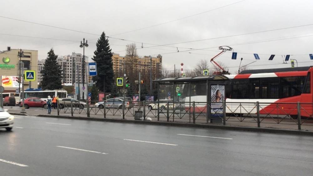 Трамваи в сторону Пулково встали из-за ДТП у администрации Московского района