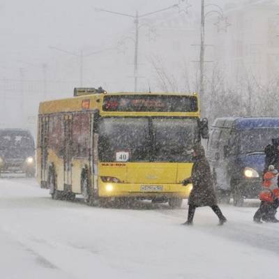 Мэрия Норильска объяснила сломанной форточкой случай в автобусе, где пассажиров замело снегом