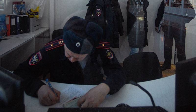 В Москве грабитель в медицинской маске ворвался в банк