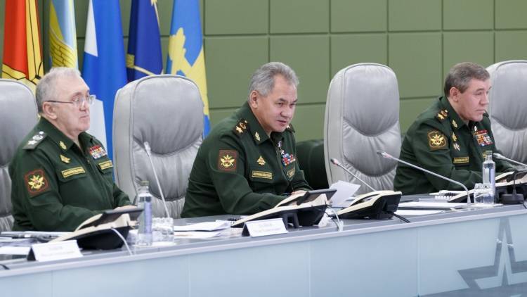 Шойгу поздравил военнослужащих и граждан РФ с наступающим Новым годом