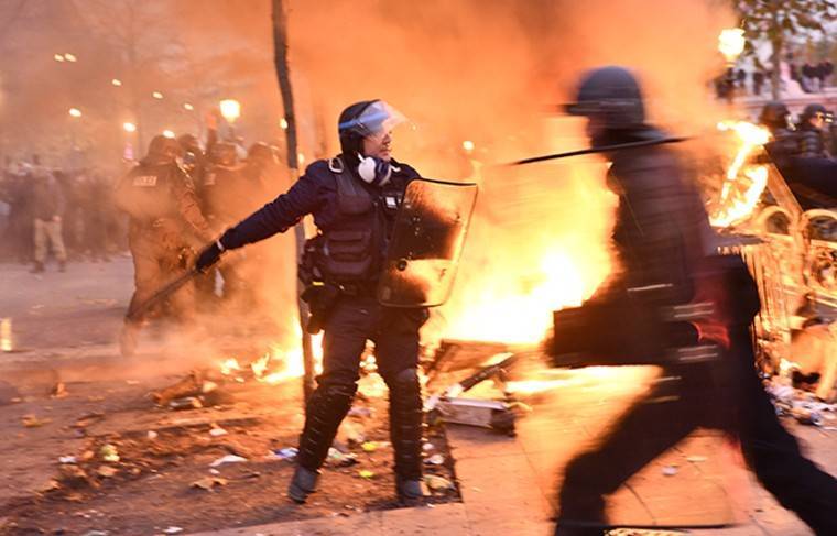 Более 300 человек эвакуировали из-за пожара в ТЦ во Франции