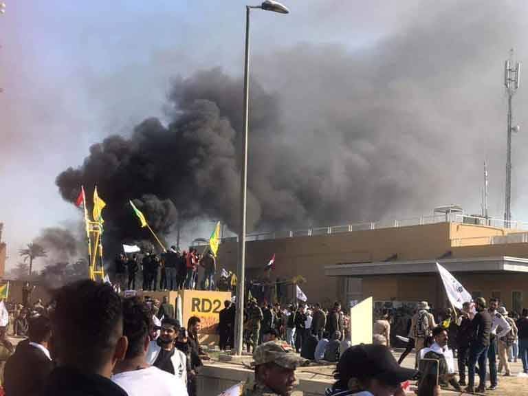 Тысячи людей штурмуют посольство США в Багдаде: посол сбежал