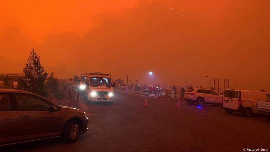 Лесной пожар в Австралии заблокировал на пляже несколько тысяч человек - Cursorinfo: главные новости Израиля