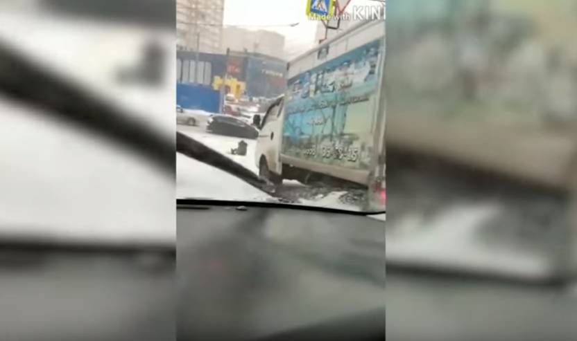 Женщину спасли из-под колес грузовика во Владивостоке